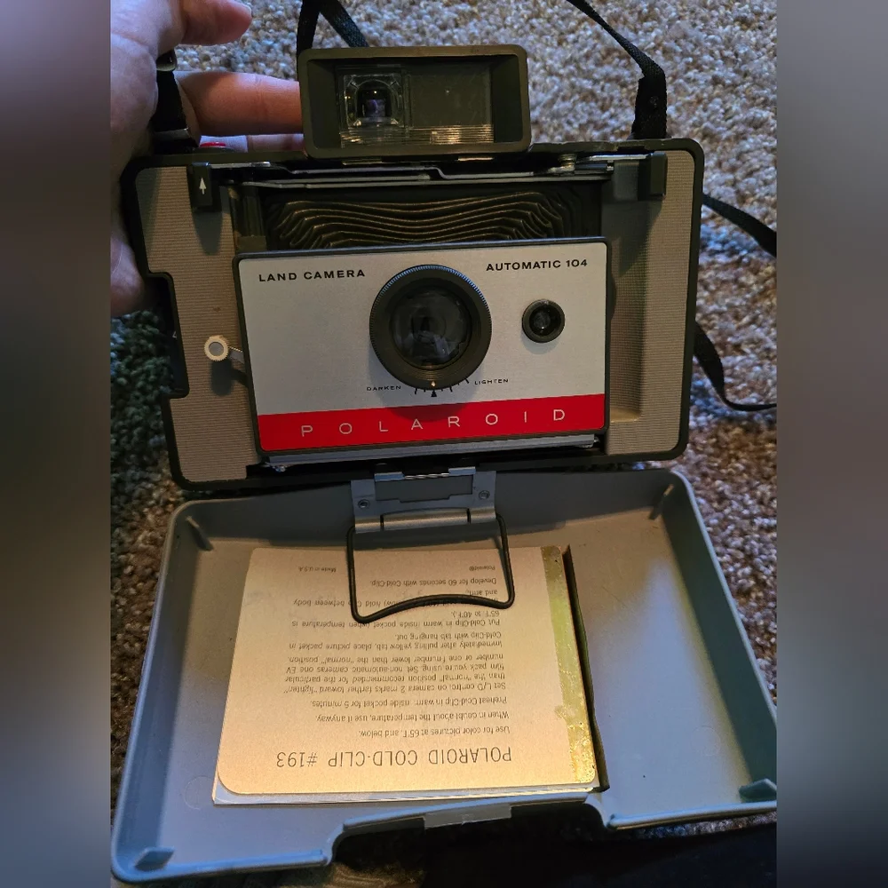 Vintage Retro Polaroid Land Camera Automatic 104 W/ Flash Bulbs & Case UNTESTED